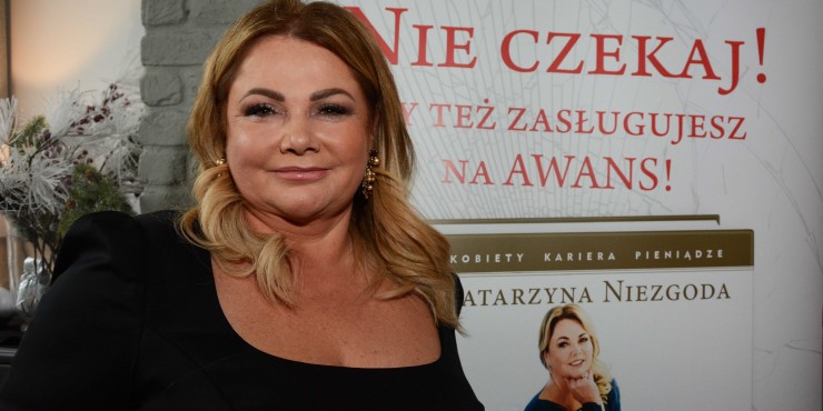 Kobieca Kasia Niezgoda promuje swoją książkę "Pięścią w szklany sufit"